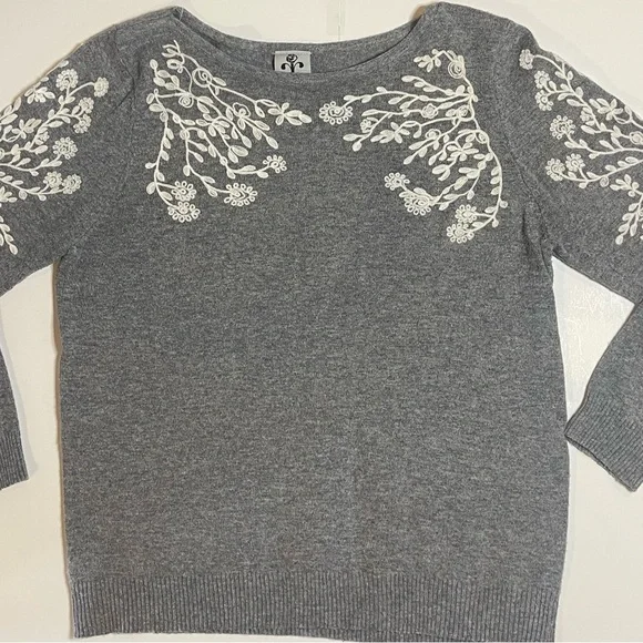 Women's Gray Crewneck Sweater with White Floral Embroidery - Picture 9 of 11